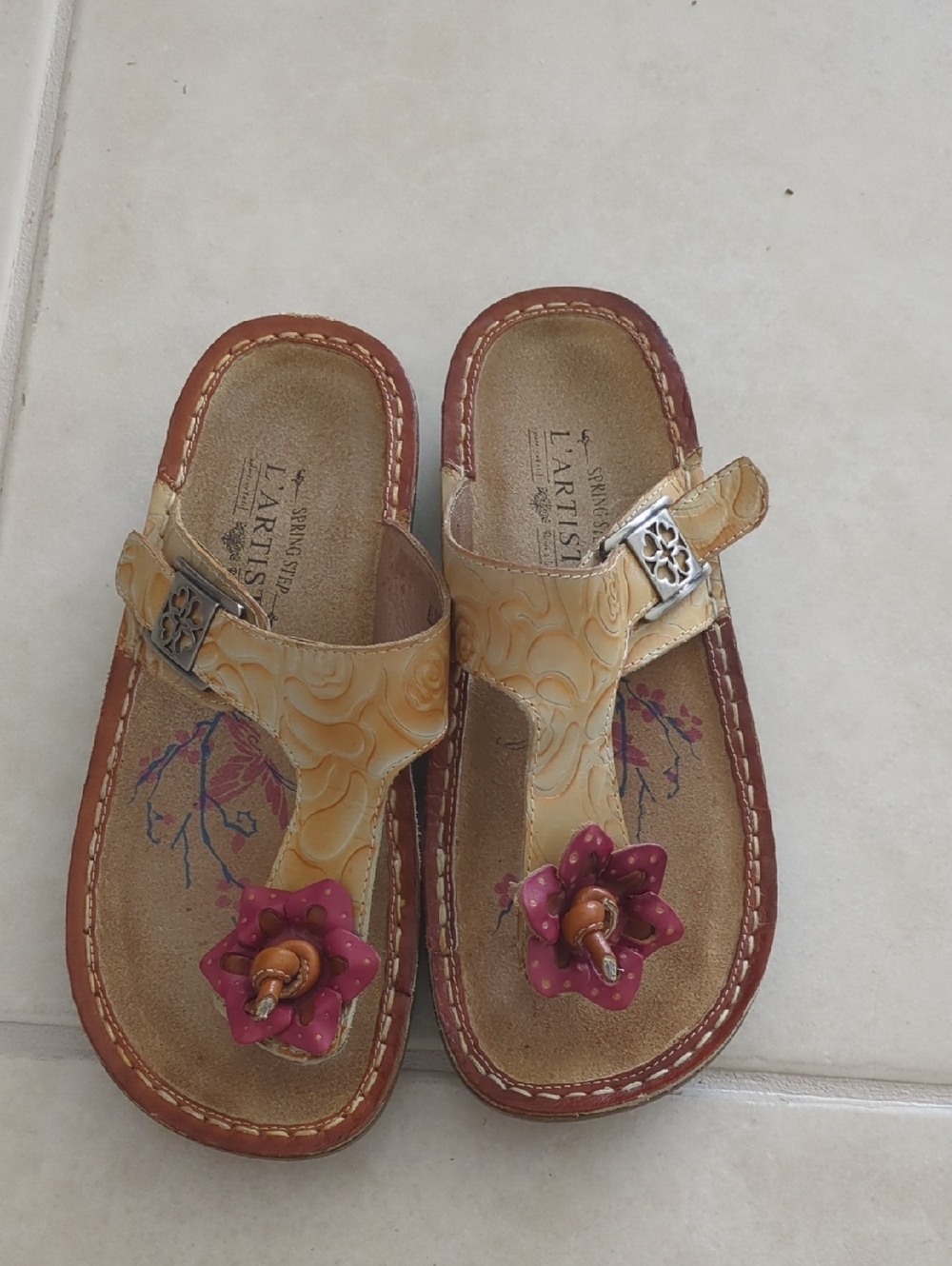 L'ATISTE Aldora Beige Leather Floral Toe-Post Sandals Pink Flower Accent Sz 37